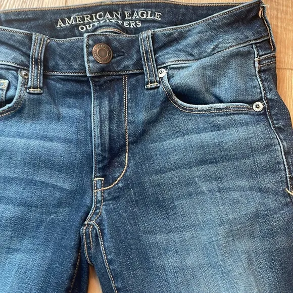 American eagle outfitters super stretch Skinny jeans dark wash straight size 2