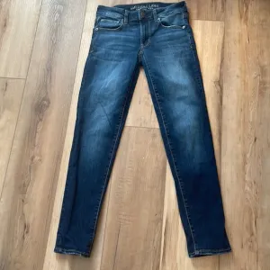 American eagle outfitters super stretch Skinny jeans dark wash straight size 2