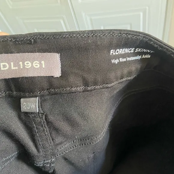 DL1961 Florence Skinny High Rise Leather-like Black Jeans 20W NWT