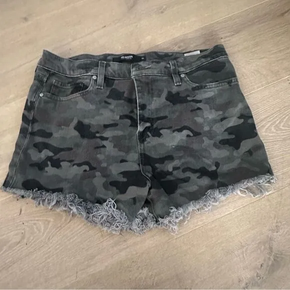Hudson Jeans Gemma Camo Green Cut off Raw Hem Mid Rise Shorts 30