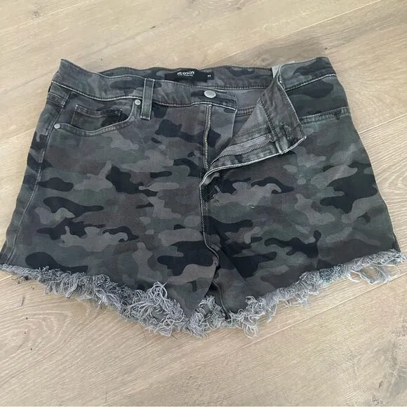 Hudson Jeans Gemma Camo Green Cut off Raw Hem Mid Rise Shorts 30