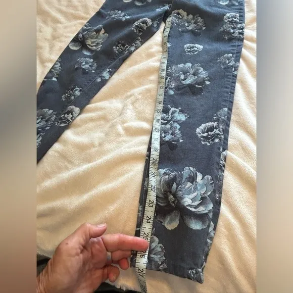 Hudson Nico Skinny Midrise Shades of Blue and Gray Floral Jeans. Women’s Sz 28