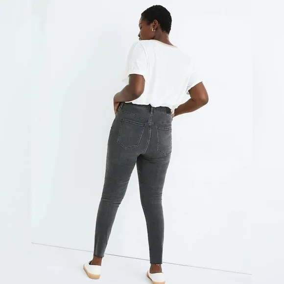 Madewell Curvy High-Rise Skinny Jeans in Black Sea