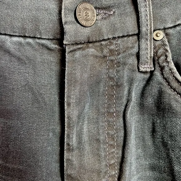 MOTHER High Waisted Looker Jeans - Kiss in the Dark Wash Size 26 - Skinny