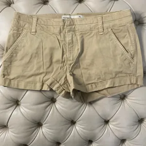 🏝️NWOT Abercrombie &amp; Fitch Low Rise Chino Shorts Size 2 Khaki🏝️