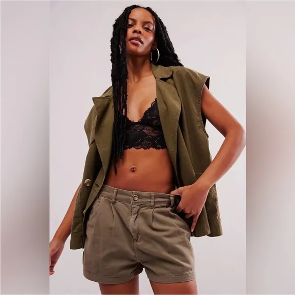NWOT Free People Billie Chino Shorts Size 6 Willow Green Khaki $78 retail New