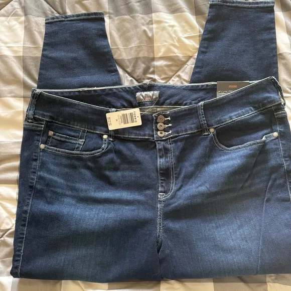 Torrid Woman’s Plus Size Super Soft Jegging Jeans Dark Blue 26W Regular NWT