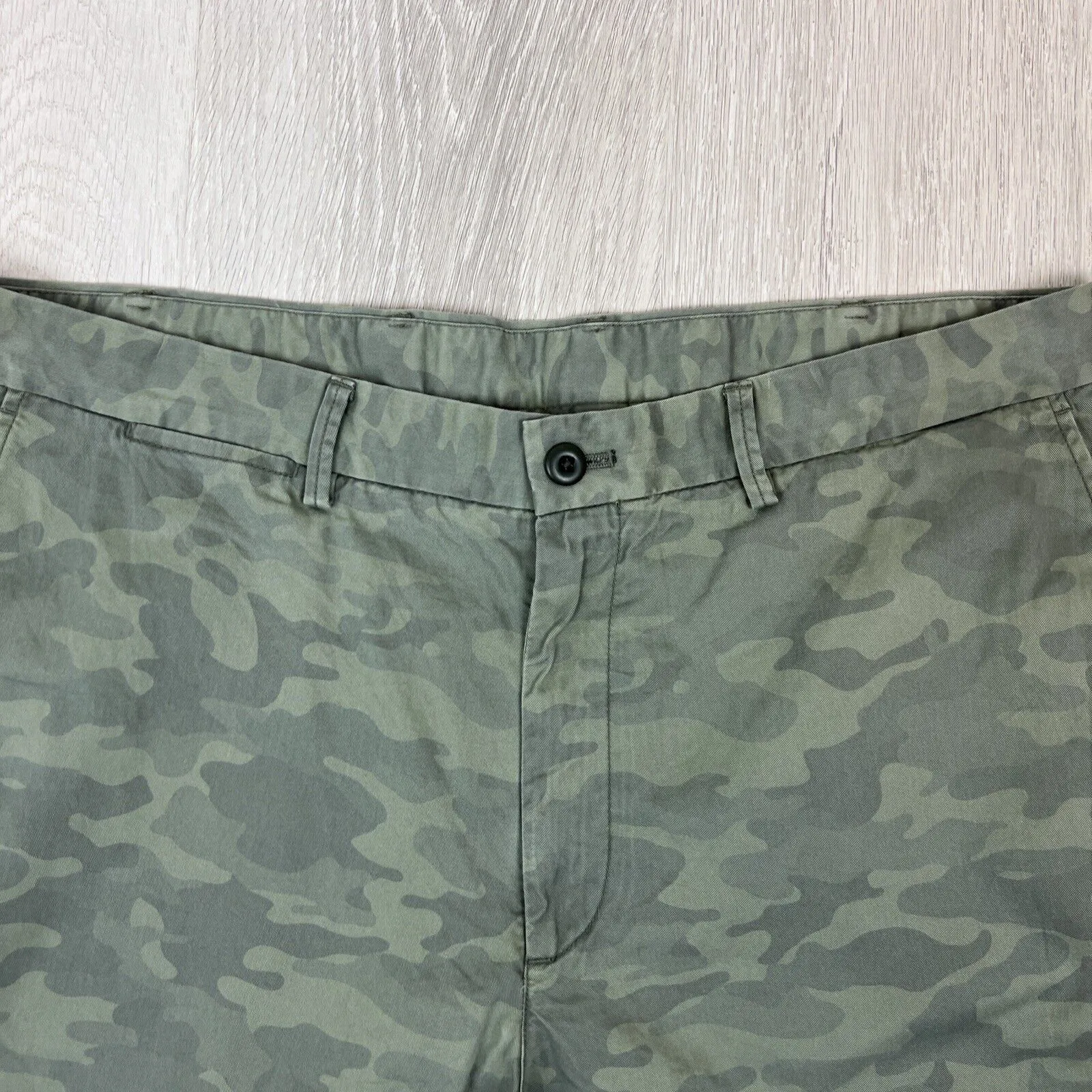 Uniqlo Mens Green Camouflage Chino Shorts Size XL