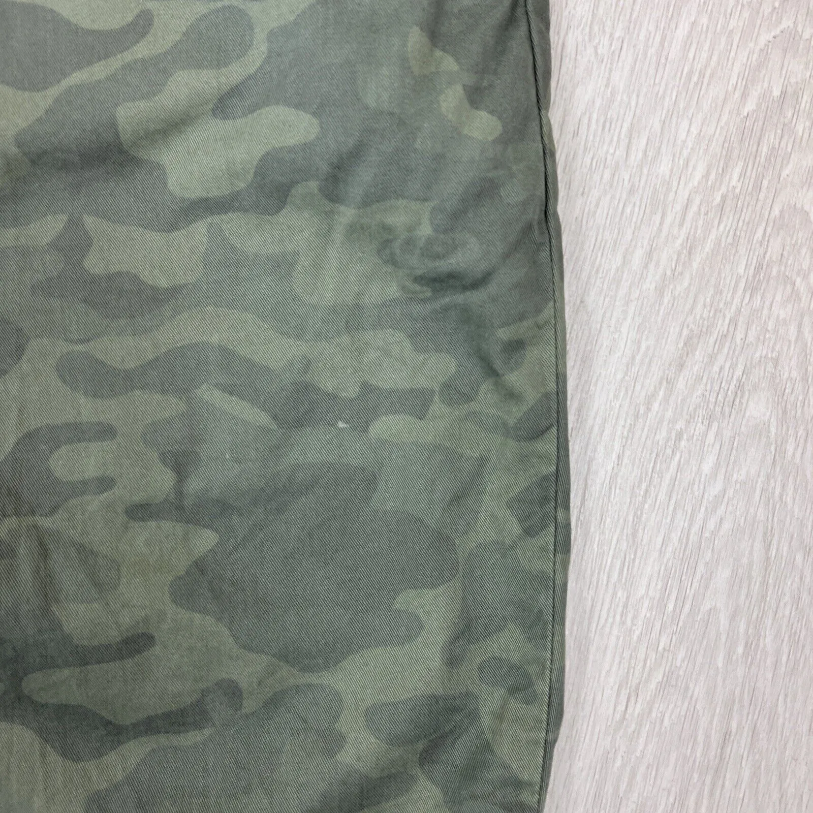 Uniqlo Mens Green Camouflage Chino Shorts Size XL
