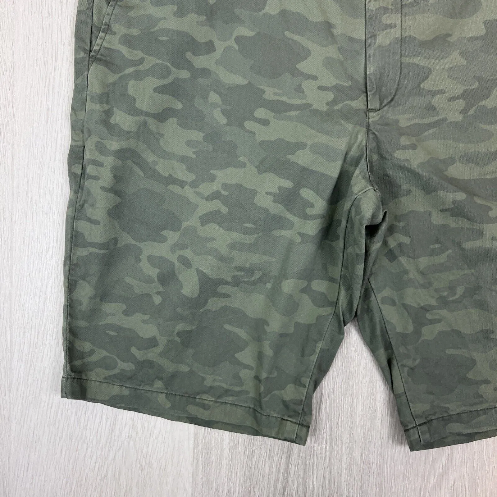 Uniqlo Mens Green Camouflage Chino Shorts Size XL