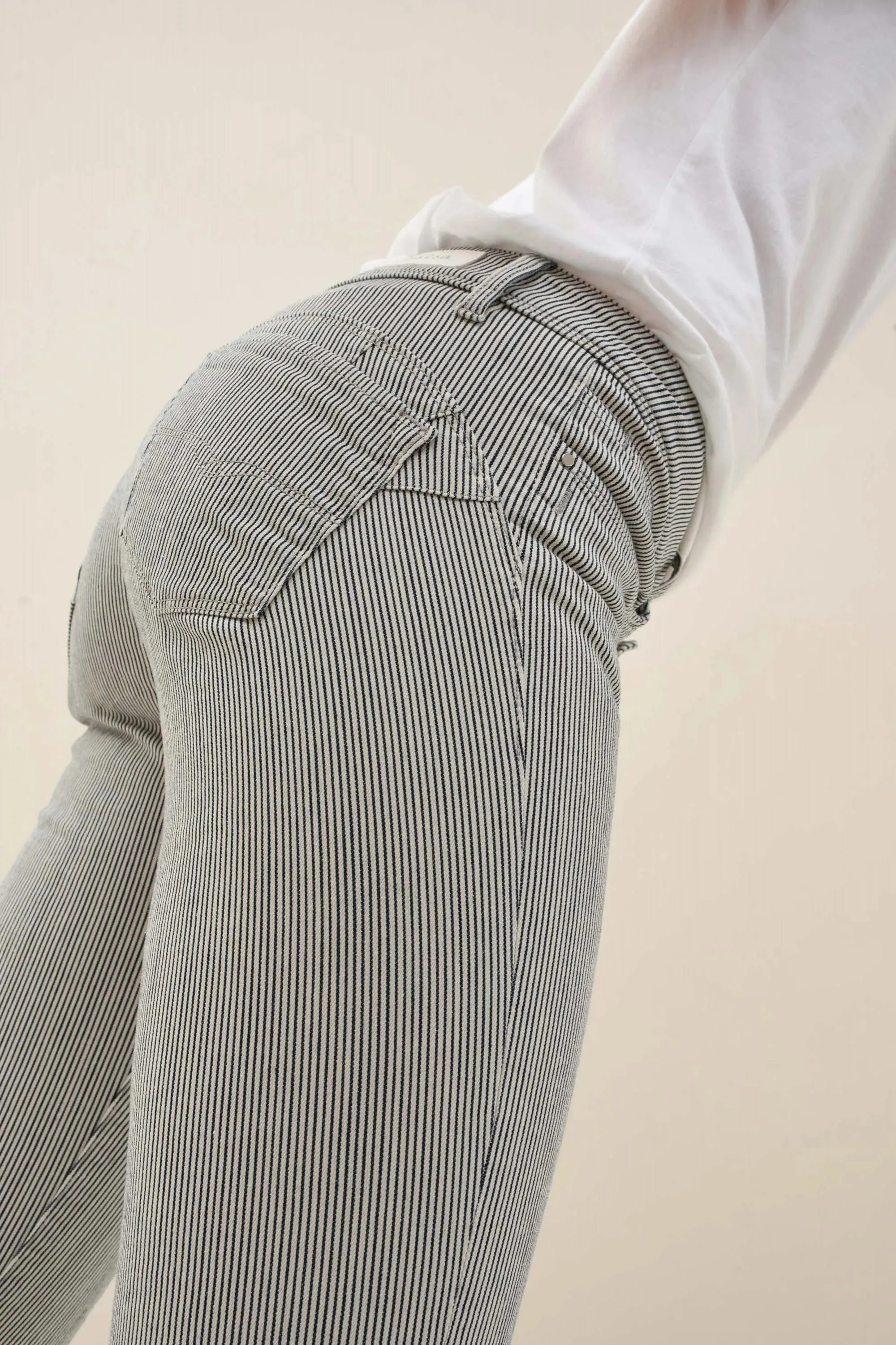 VAQUEROS PUSH UP WONDER CAPRI A RAYAS