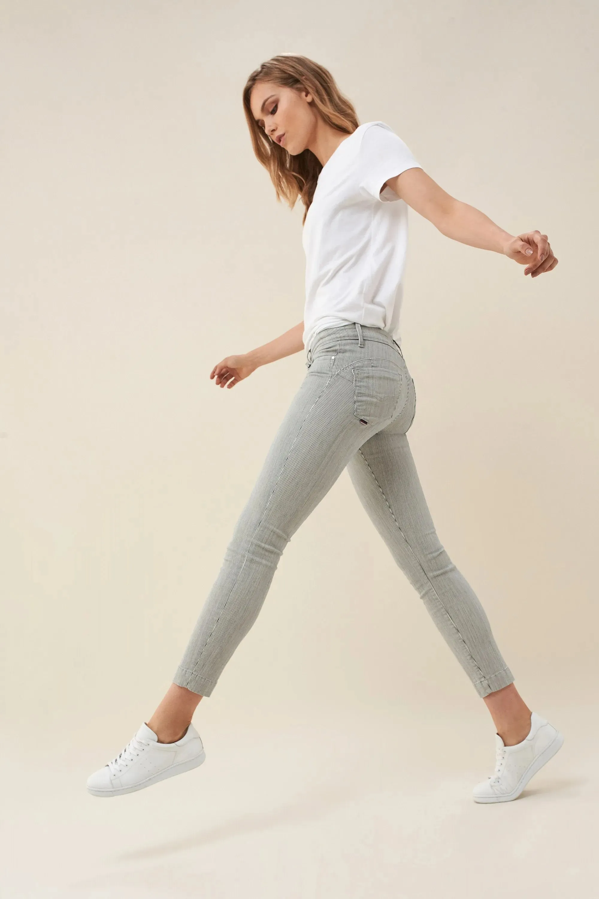 VAQUEROS PUSH UP WONDER CAPRI A RAYAS