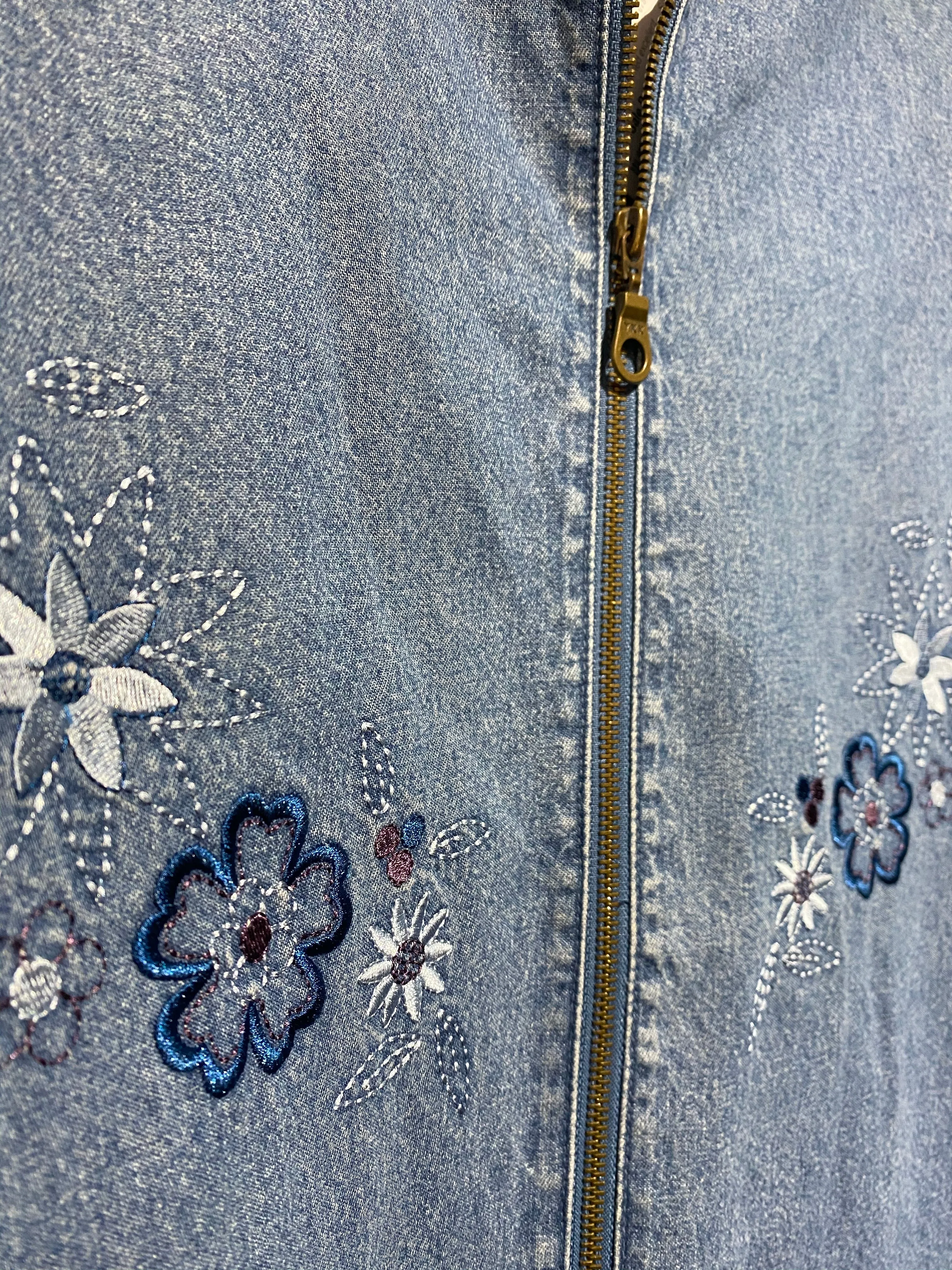 Vintage: Light Denim midi jacket with embroidered blue flowers