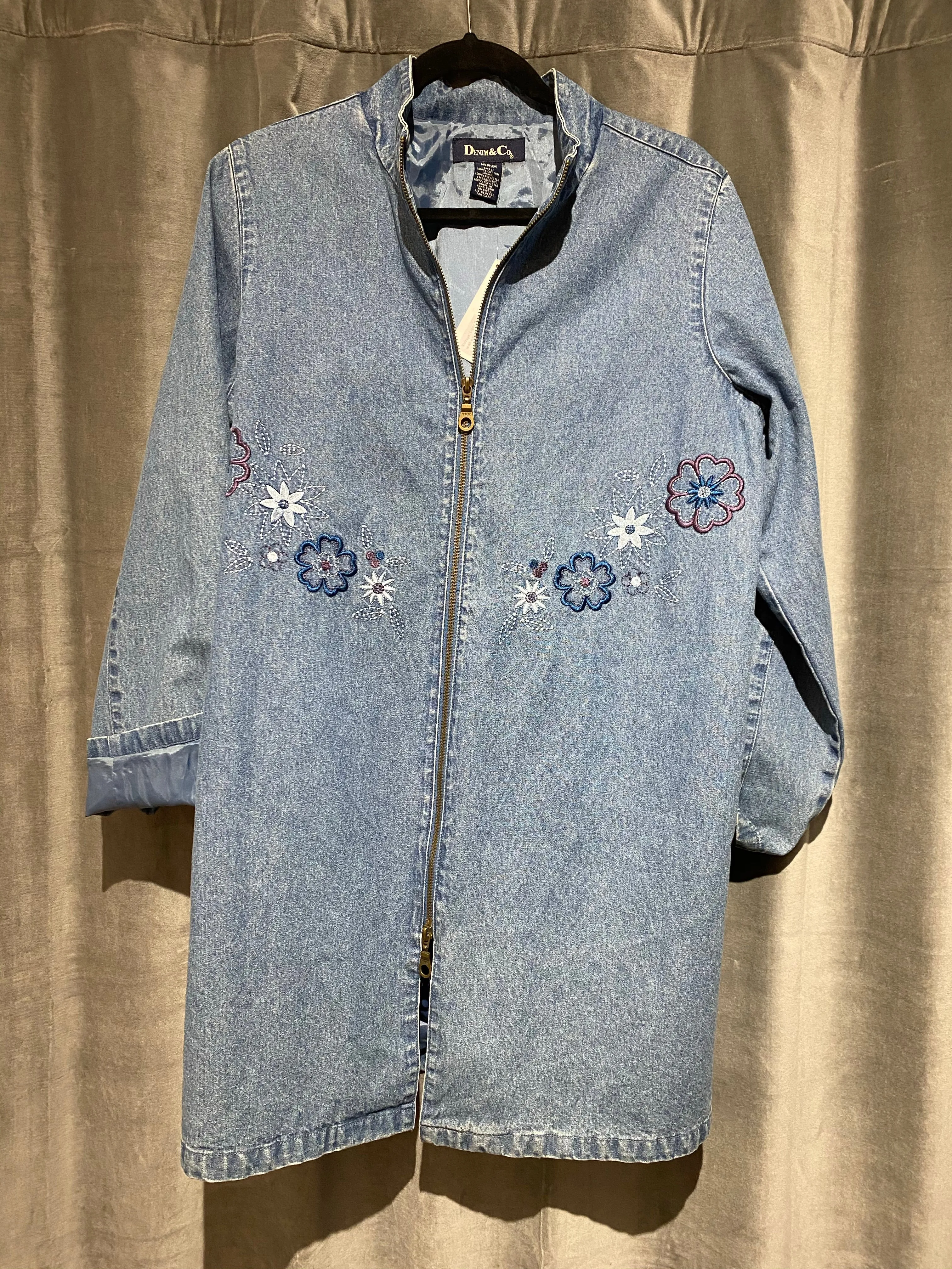 Vintage: Light Denim midi jacket with embroidered blue flowers